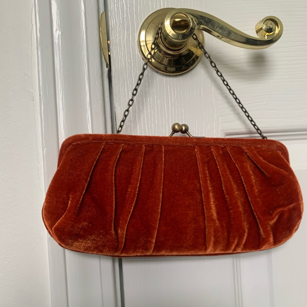 The vintage velvet clutch of dreams
